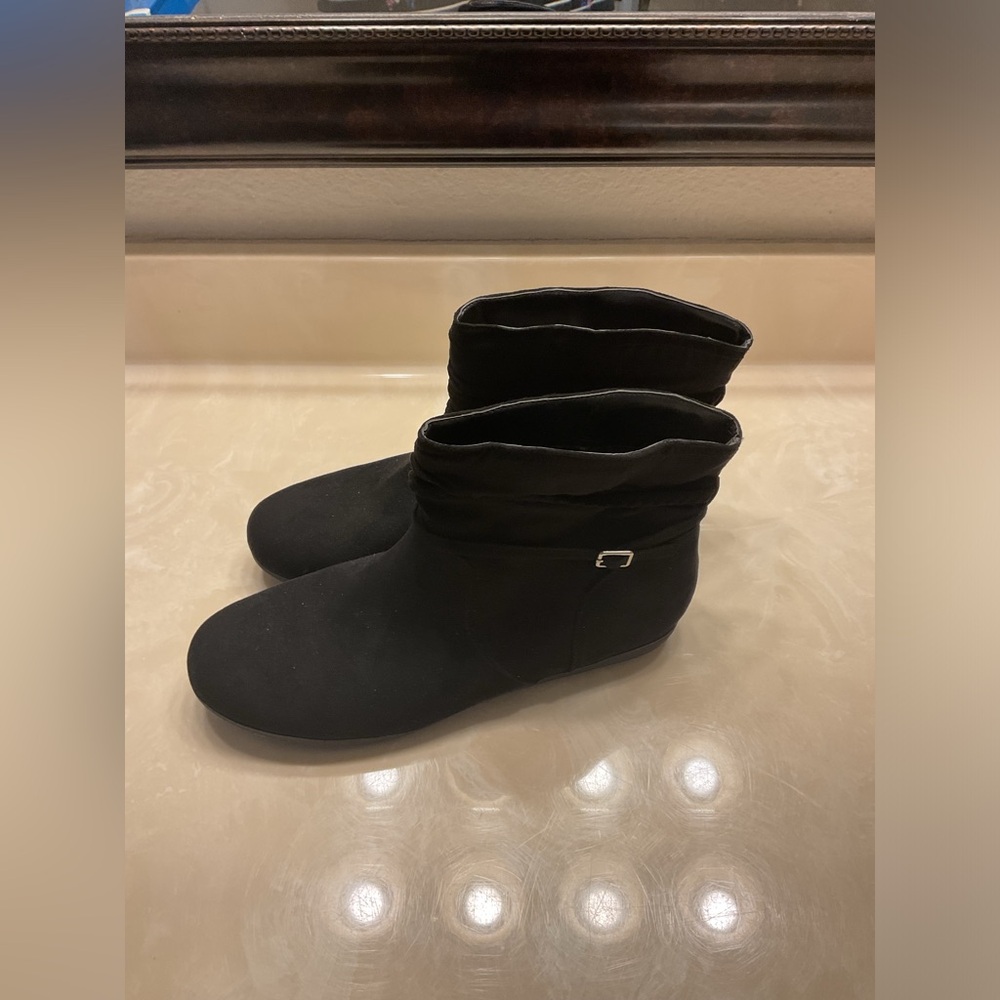 St John’s Bay Women’s Key Booties Flat Heel. Black. Size 11. NWT. No box
